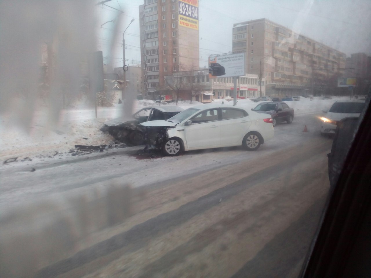 Утром Киндяковка встала в огромной пробке из-за крупной аварии на улице  Кирова | 07.02.2017 | Ульяновск - БезФормата